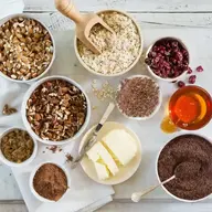 Gesundes Haferflocken-Rezept mit Mandeln und Leinsamen, eine nährstoffreiche Mischung für ein energiereiches Frühstück.